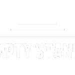 Weißes "EMPTY STANDS"-Logo auf schwarzem Hintergrund, dargestellt mit zwei stilisierten Stadion-Flutlichtmasten und drei horizontalen Linien, die eine leere Tribüne symbolisieren.