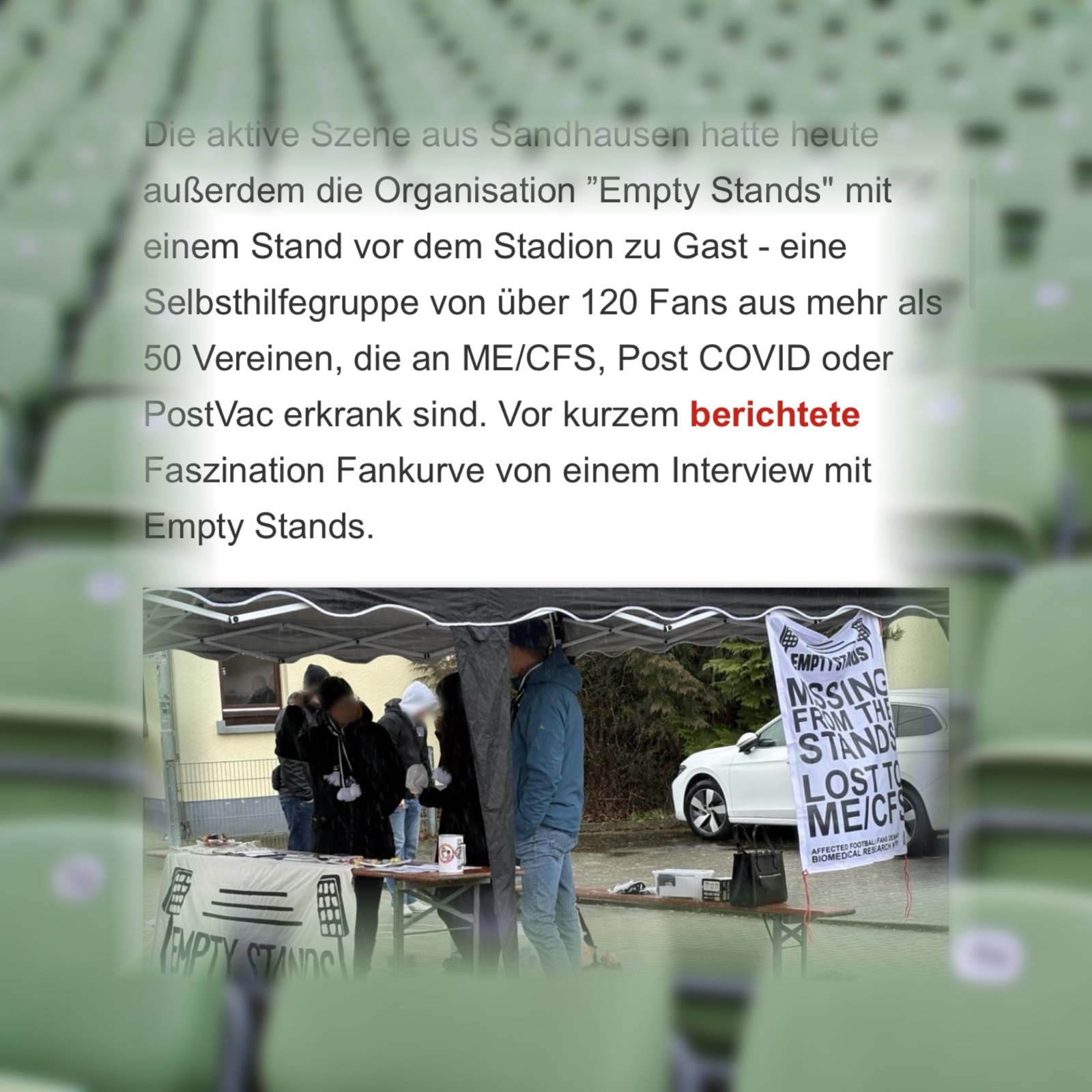 Unter einem Zelt mit dem Logo "Empty Stands" (Schriftzug über horizontalen Linien, flankiert von minimalistischen Flutlichtmasten) steht ein Stand. Mehrere Personen interagieren an einem Tisch mit Informationsmaterial. Ein Schild trägt die Aufschrift "EMPTY STANDS MISSING FROM THE STANDS LOST TO ME/CFS". Die Gruppe unterstützt Fußballfans mit ME/CFS, Long COVID & Post-Vac, die aufgrund ihrer Erkrankungen Stadien nicht mehr besuchen können. Im Hintergrund sind leere Stadiontribünen sichtbar, die die thematische Verbindung zum Namen der Initiative unterstreichen.