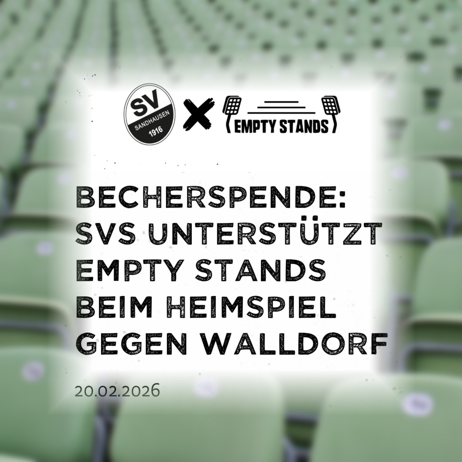 Unscharfer Hintergrund mit grünen Stadionplätzen und leeren Sitzreihen. Links das kreisförmige Logo von SV Sandhausen 1916 mit dem Schriftzug „SV SANDHAUSEN 1916“. Rechts das Logo von Empty Stands mit dem Schriftzug „EMPTY STANDS“ über horizontalen Linien, flankiert von minimalistischen Flutlichtmasten. Zentraler Text: „BECHERSPENDE: SVS UNTERSTÜTZT EMPTY STANDS BEIM HEIMSPIEL GEGEN WALLDORF“ und das Datum „20.02.2026“.