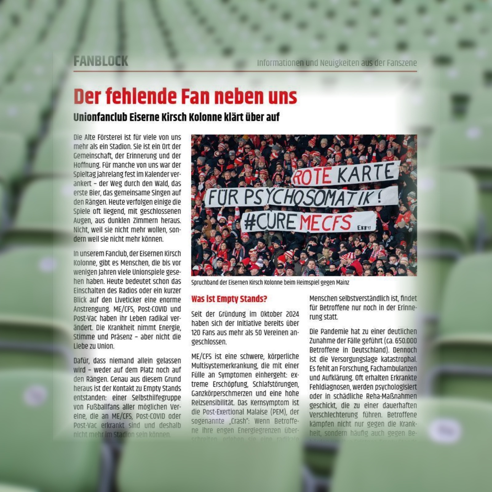 Große Menschenmenge in einem Stadion mit grünen Sitzreihen im Hintergrund. Die Fans halten Transparente mit den Aufschriften "ROTE KARTE FÜR PSYCHOSOMATIK!", "#CUREMECFS" und "E K 17". Die Teilnehmer sind Fußballfans mit ME/CFS, Long COVID & Post-Vac, die aufgrund ihrer Erkrankungen nicht mehr ins Stadion gehen können.