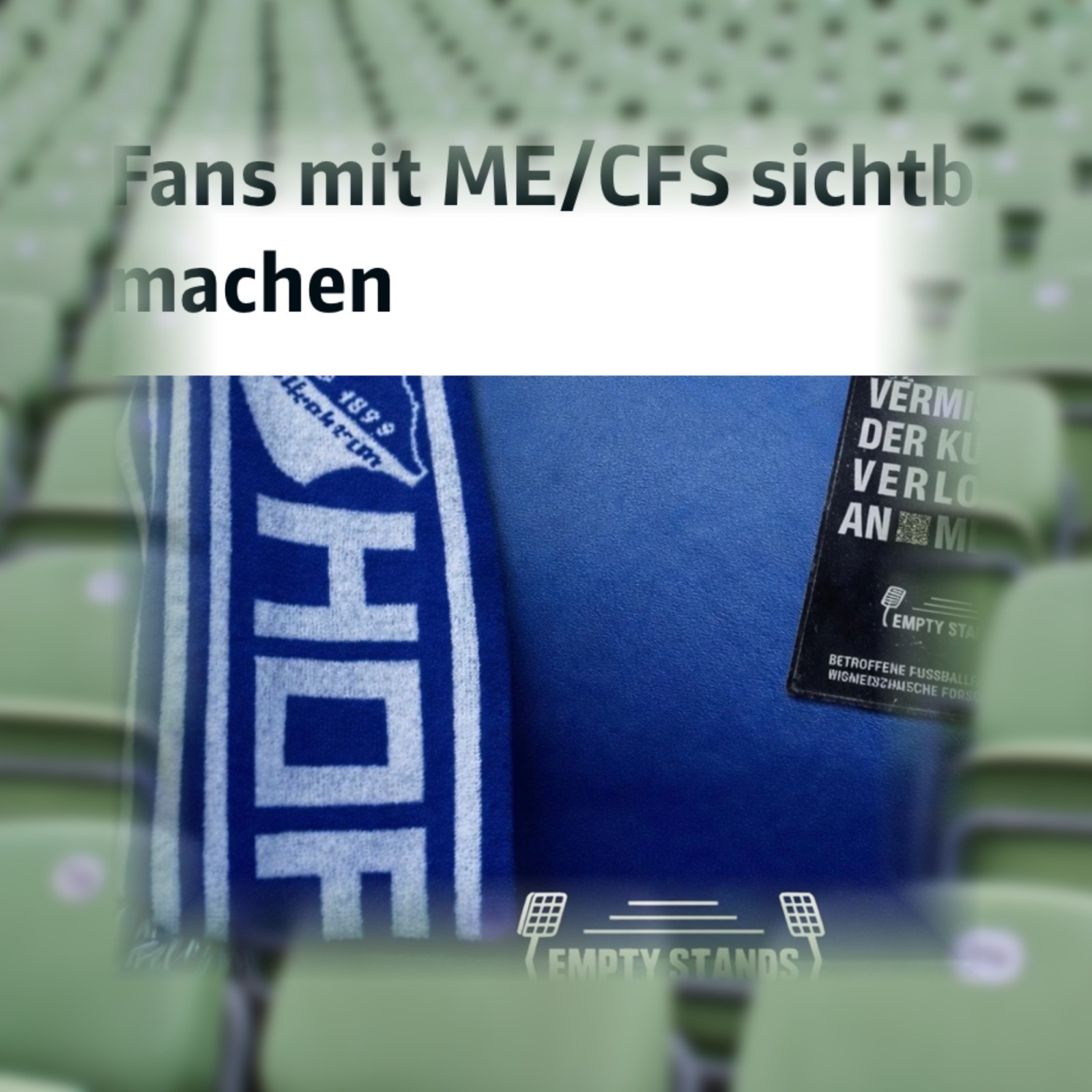 Generiert: Nahaufnahme eines Fußballstadion-Sitzes. Auf dem Sitz ist ein Teil eines Trikots mit der Aufschrift "1899" und "HOF" zu sehen. Rechts ist ein Plakat angebracht, das das Logo "Empty Stands" zeigt: den Schriftzug "Empty Stands" mit horizontalen Linien darüber, die leere Ränge symbolisieren, flankiert von minimalistischen Flutlichtmasten. Über dem Bild steht die Überschrift: "Fans mit ME/CFS sichtbar machen."