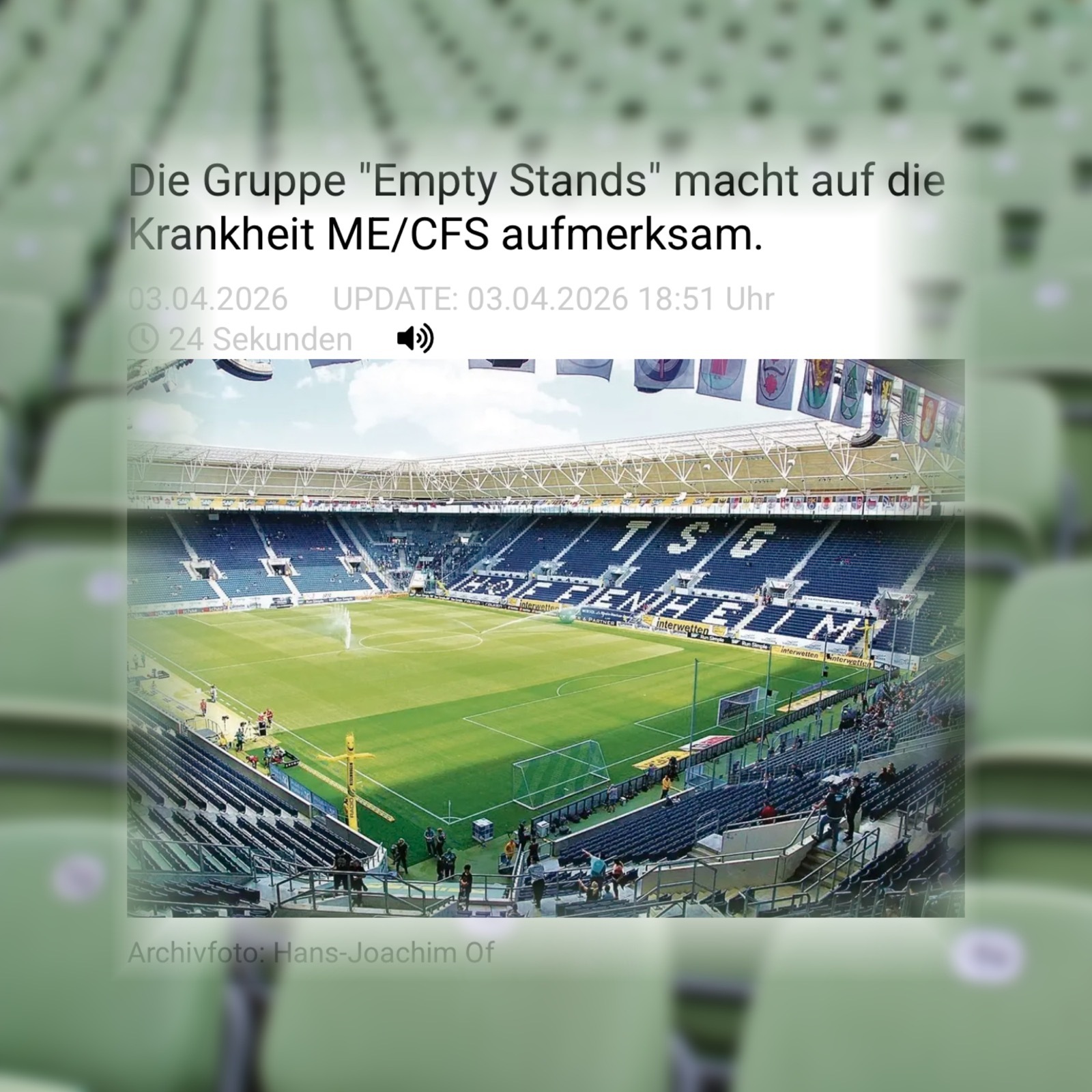 Generiert: Weitwinkelaufnahme eines großen, leeren Fußballstadions mit zahlreichen Tribünenreihen und einem Spielfeld. Die leeren Ränge symbolisieren die Situation von Fußballfans mit ME/CFS, Long COVID & Post-Vac.